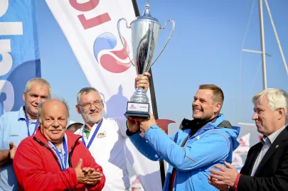 Dariusz Żółkiewicz, Bogdan Wrzesień, Marek Kowalski i Dawid Matysiak z Pucharem Trójmiasta
