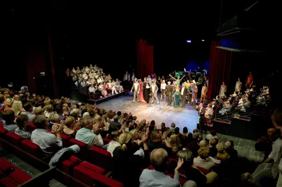 Finałowy występ wszystkich aktorów teatru