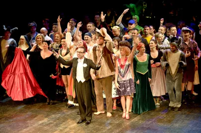 Finałowy występ wszystkich aktorów teatru