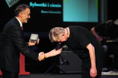 Andrzej Sosnowski odbiera nagrodę w kategorii Poezja