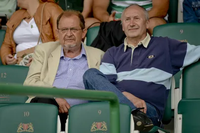z lewej Jerzy Zając, prezes gdyńskiego klubu