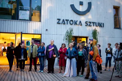 Dwaj ludzie z szafą - odsłonięcie szafy Pawła Althamera i Jacka Adamasa