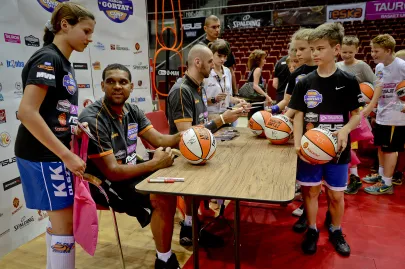 Marcin Gortat i Jared Dudley rozdają autografy