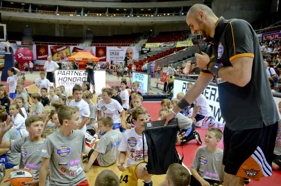 Marcin Gortat wręcza nagrodę