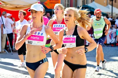 Bieg kobiet i mężczyzn na dystansie 5km.