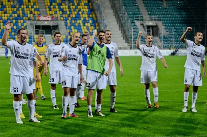 Piłkarze Arki dziękują za doping