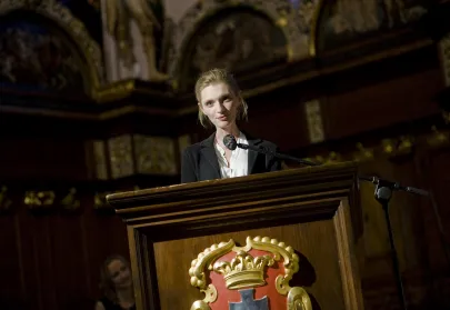 laudację na cześć laureata czyta Agata Buzek