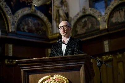 laudację na cześć laureatki czyta Cezary Kłosiński