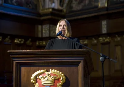 laudację na cześć laureata czyta Iwona Bielska