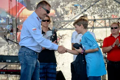 Zbigniew Gutkowski nagradza Tytusa Butowskiego za tytuł Mistrza Europy