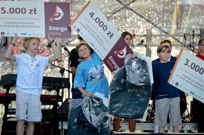 Zwycięzcy cyklu pozostający w klasie Optimist: Mikołaj Staniul, Tytus Butowski, Filip Szmit