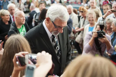 Wiktor Zborowski rozdaje autografy
