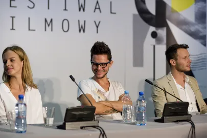 "Płynące wieżowce" - konferencja (w środku Tomasz Wasilewski)