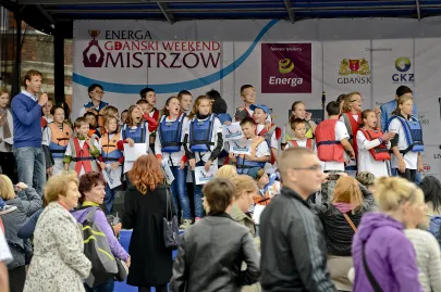 Mateusz Kusznierewicz z młodymi żeglarzami