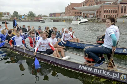 Przygotowania do wyścigu smoczych łodzi