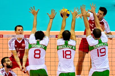 Michał Winiarski przebija piłkę