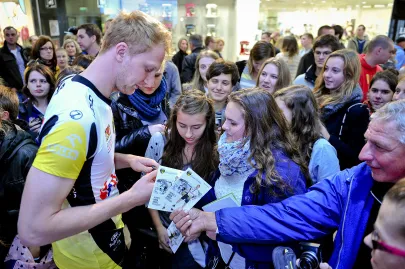 Jakub Jarosz rozdaje autografy