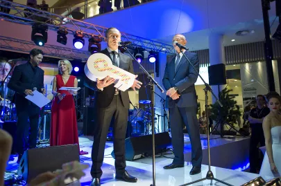 Symboliczne przekazanie kluczy do centrum dyrektorowi