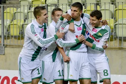 Radość piłkarzy Lechii po golu Grzelczaka