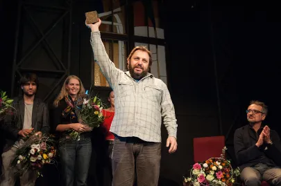 Artur Pałyga wraz z nagrodą
