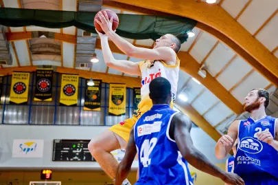 Elijah Johnson łapie Michalaka za kostkę