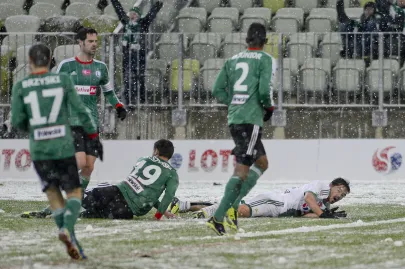 Bartosz Bereszyński fauluje Daisuke Matsui w polu karnym