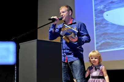 Za Pawła Tarnowskiego nagrodę odbiera Maciej Dziemiańczuk 