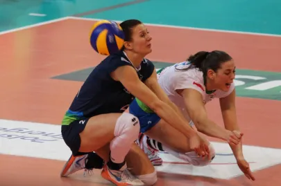 Nieporozumienie przy odbiorze zagrywki- Mariola Zenik, Charlotte Leys