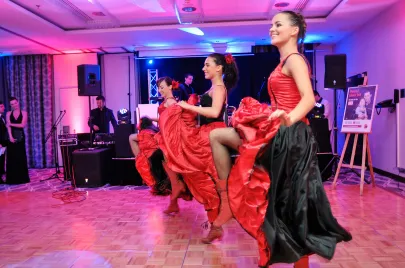Zespół inspirowany kabaretowymi wieczorami w Moulin Rouge