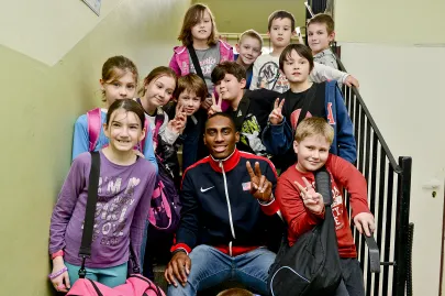 Erik Kynard z uczniami szkoły
