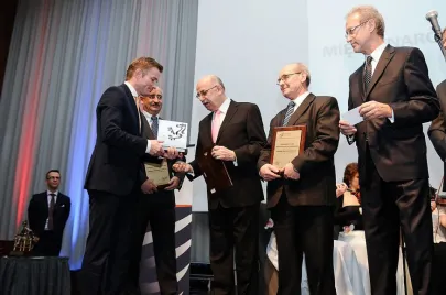 Ryszard Świlski wręczający nagrodę Andrzejowi Kasprzakowi - MTG