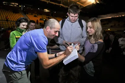 Rozdawanie autografów przez nagrodzonych