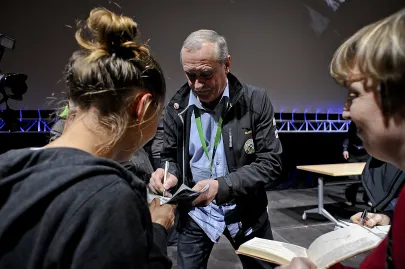 Krzysztof Wielicki rozdaje autografy