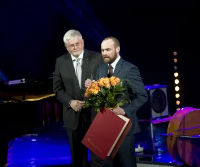 w imieniu nagrodzonego Adama Nalepy nagrodę odbiera Marcin Trzeciakowski