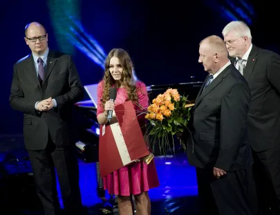 w imieniu nagrodzonego Michała Szlagi nagrodę odbiera Monika Szuba