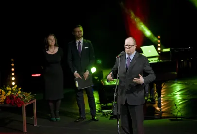 Prezydent Paweł Adamowicz wita gości gali