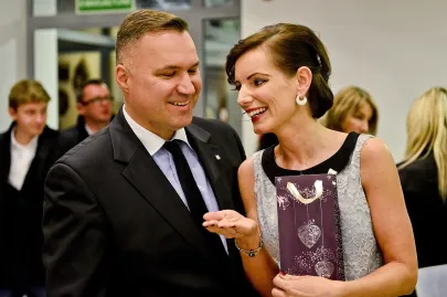 Beata Sela-Kępińska wita jednego z gości