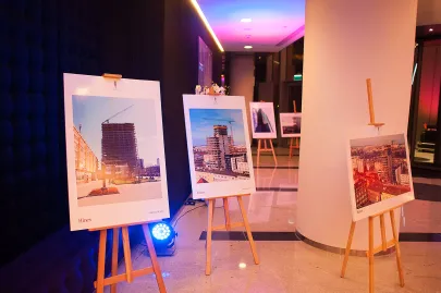 Wystawa zdjęć prezentująca kolejne etapy budowy