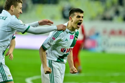 Piotr Grzelczak cieszy się ze zdobycia bramki