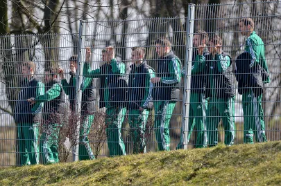Piłkarze pierwszego zespołu Lechii Gdańsk oglądają mecz