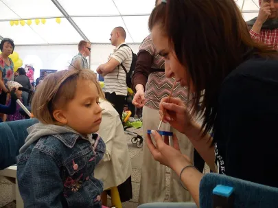 Malowanie twarzy podczas Bałtyckiego Festiwalu Nauki 