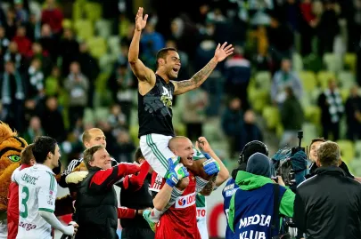 Luiz Carlos Santos Deleu na ramionach Mateusza Bąka