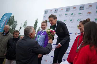 Paulina Buziak odbiera nagrodę za 1-sze miejsce w chodzie kobiet na 5000m