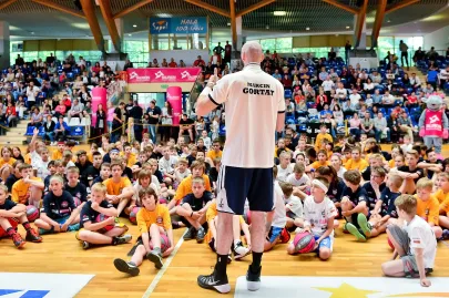 Uczestnicy campu z Marcinem Gortatem