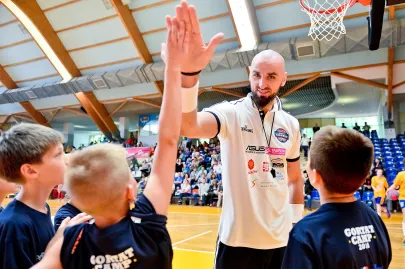 Uczestnicy campu z Marcinem Gortatem