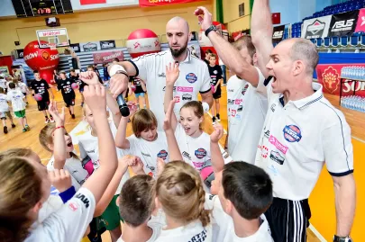 Uczestnicy campu z Marcinem Gortatem