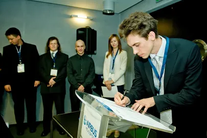 Podpisanie umowy przez studentów