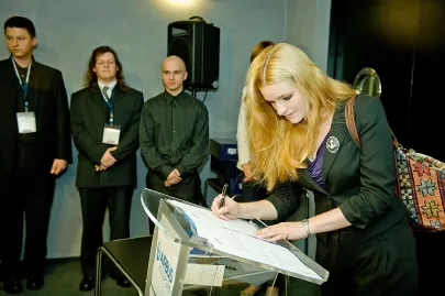 Podpisanie umowy przez studentów
