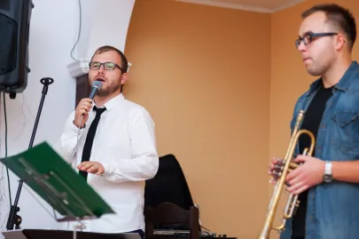 Występ muzyczny - na zdjęciu Krzysztof Majda (wokal) i Dawid Lipka (trąbka)