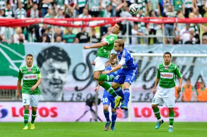 Danijel Aleksić i Bartłomiej Babiarz walczą o piłkę, z boku Rafał Janicki i Ariel Borysiuk